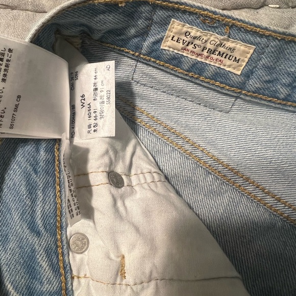 High Rise Levi’s Shorts - Picture 3 of 3